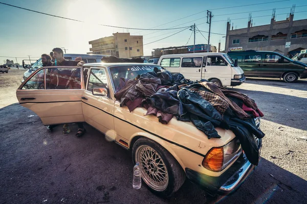 Gawr Mazraah Jordania Diciembre 2018 Hombres Vendiendo Ropa Baúl Mercedes — Foto de Stock