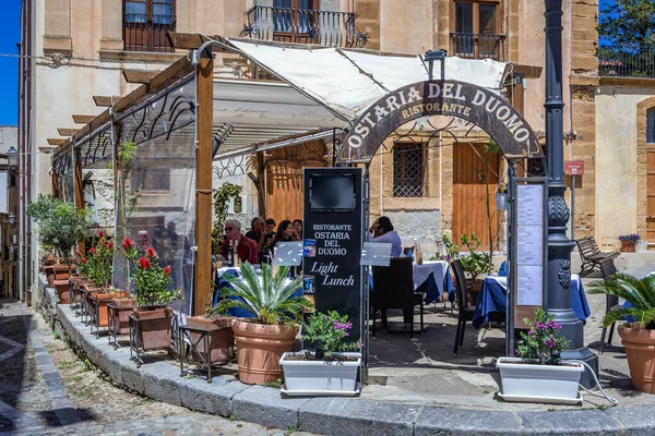 Cefalu Italy May 2019 Restaurant Cathedral Square Historic Part Cefalu — Stock Photo, Image