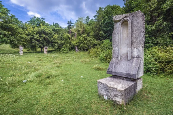 Magura Rumania Julio 2019 Estatua Piedra Campamento Esculturas Magura Cerca — Foto de Stock