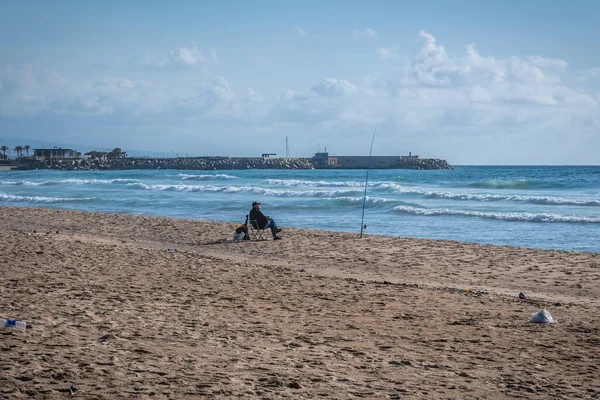 Beirut Líbano Marzo 2020 Hombre Pescando Playa Ramlet Baida Costa — Foto de Stock