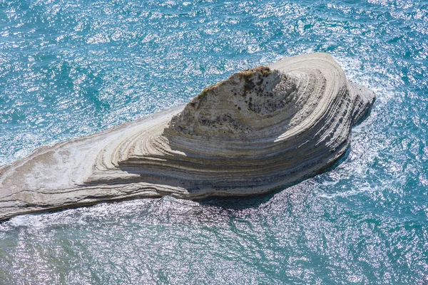 コルフ島の北西端にあるドラスティス岬の隣の岩 — ストック写真