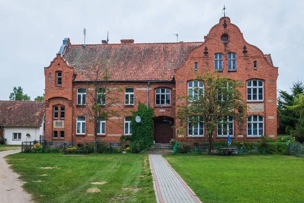 Budynek Starej Szkoły Saplatach Niewielka Wioska Mazurach — Zdjęcie stockowe