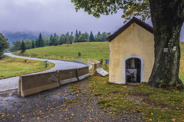 ポーランドのスデート山脈のPuchaczowka山の峠の道端の礼拝堂 — ストック写真