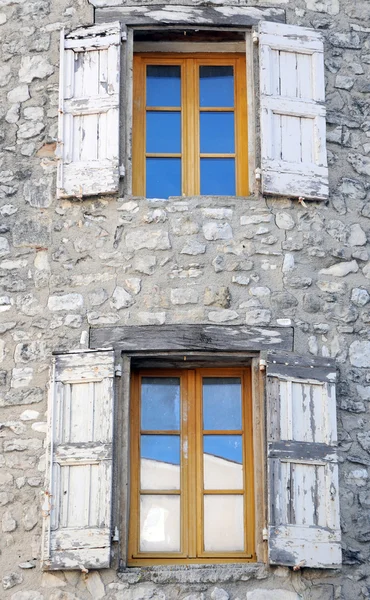 Casa velha em salto — Fotografia de Stock