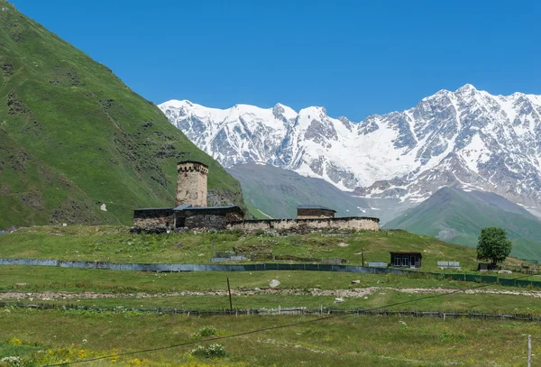 Igreja em ushguli — Fotografia de Stock