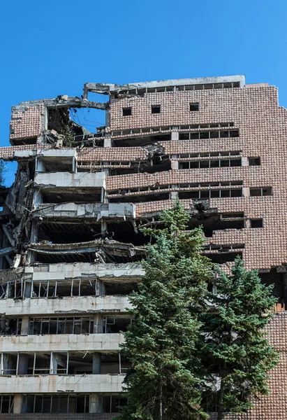 Здание бомбы в Белграде — стоковое фото