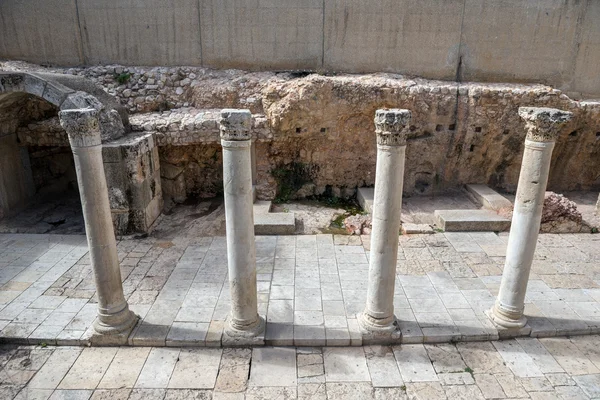 Ancient columns in Jerusalem — Stock Photo, Image