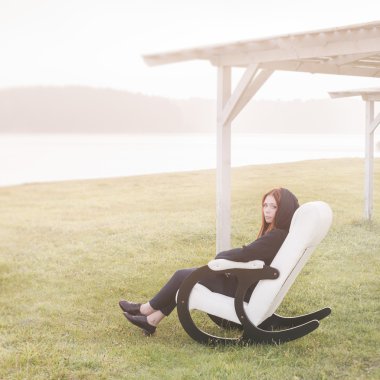 güzel mutlu kadın sandalyede Gölü sabah sakin ol