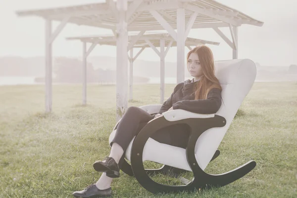 湖の朝の椅子でリラックスして美しい幸せな女 — ストック写真