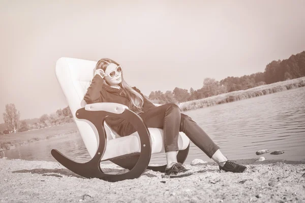 Szép boldog nő relax szék reggel tó — Stock Fotó