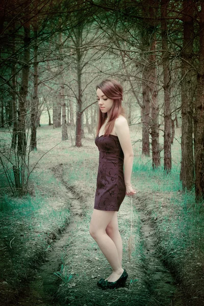 Ahşap doğa ile uyum içinde genç şehvetli kadın — Stok fotoğraf