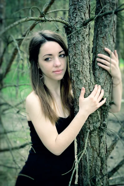 Jeune femme sensuelle en bois harmonie avec la nature — Photo