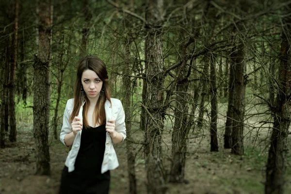 Jovem sensual mulher em madeira harmonia com a natureza — Fotografia de Stock