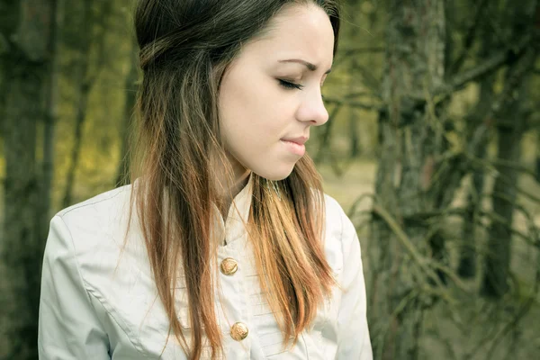 Jeune femme sensuelle en bois harmonie avec la nature — Photo