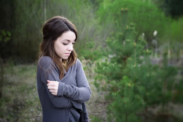 Jonge sensuele vrouw in hout harmonie met de natuur — Stockfoto