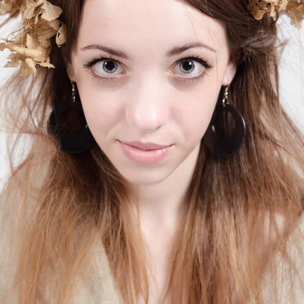 Ung kvinna i lantlig stil med lin och torkade blommor — Stockfoto