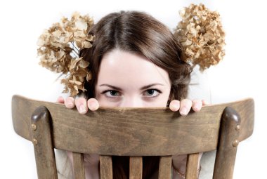 Keten ve kurutulmuş çiçekler ile kırsal tarzda genç kadın