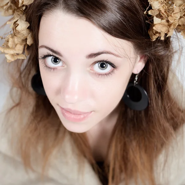 Jonge vrouw in landelijke stijl met vlas en gedroogde bloemen — Stockfoto