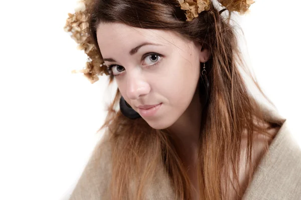 Jonge vrouw in landelijke stijl met vlas en gedroogde bloemen — Stockfoto