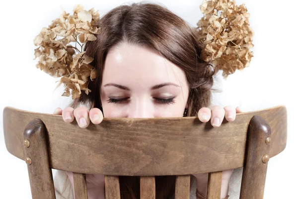 Jonge vrouw in landelijke stijl met vlas en gedroogde bloemen — Stockfoto