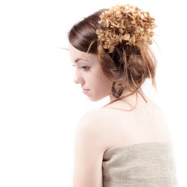 Keten ve kurutulmuş çiçekler ile kırsal tarzda genç kadın