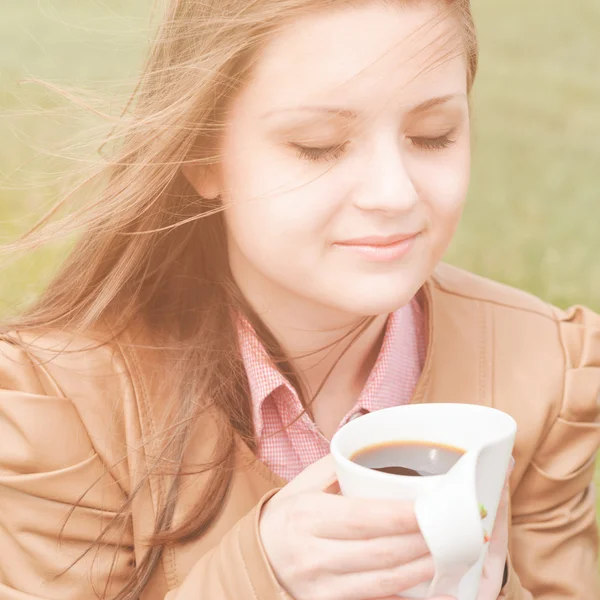 Vacker kvinna tidigt på morgonen withcup kaffe utomhus — Stockfoto