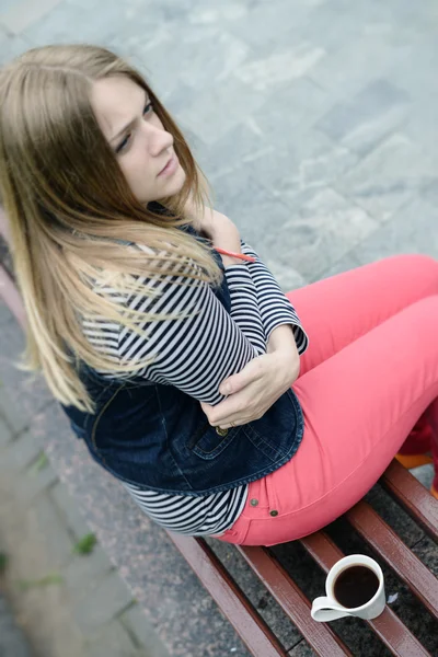 Hermosa mujer temprano en la mañana contaza de café al aire libre —  Fotos de Stock