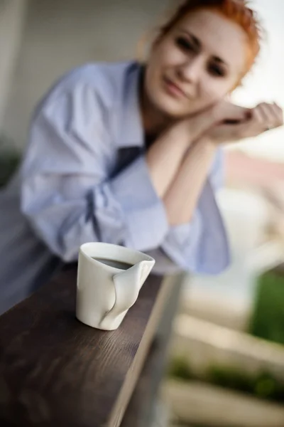 Schöne Frau frühmorgens mit einer Tasse Kaffee im Freien — Stockfoto