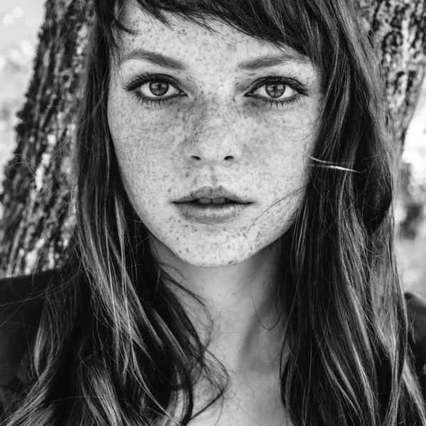 Beautiful freckle woman in autumn park black and white — Stock Photo, Image