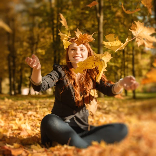 Hermosa mujer con el pelo rojo en el parque de otoño —  Fotos de Stock