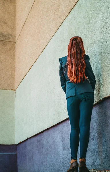 Ungewöhnliche sommersprossige Frau urbane Mode europäischer Stil — Stockfoto