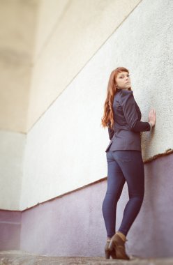 Olağandışı çil kadın kentsel moda Avrupa tarzı