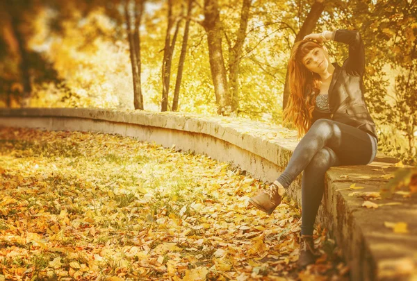 Woman with freckles and red long hair in fall park — Stock Photo, Image