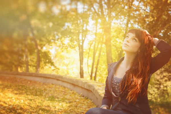 Mujer con pecas y pelo largo rojo en el parque de otoño — Foto de Stock