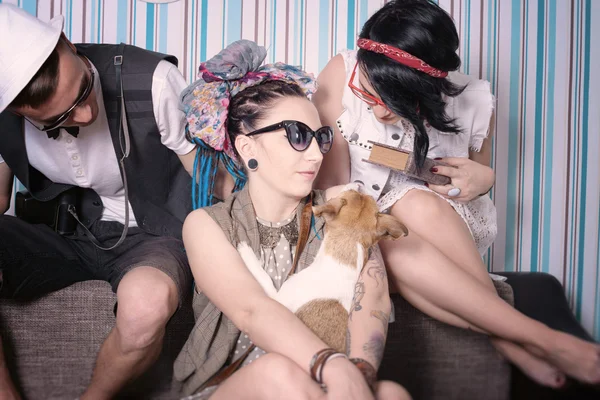 Bedrijf van jonge hipsters met hond heeft tijdig huis vrije tijd Rechtenvrije Stockafbeeldingen