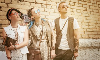 Genç etkin adam ve kızlar hipsters iyi zaman açık havada var