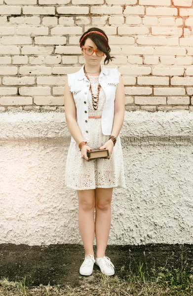Portret młodego aktywnego dziewczyna hipster na zewnątrz — Zdjęcie stockowe