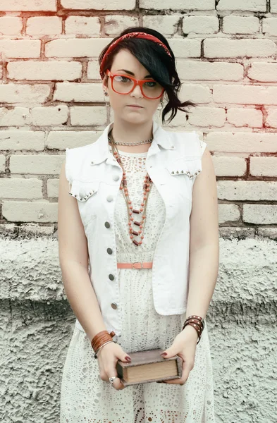 Retrato jovem menina ativa do hipster ao ar livre — Fotografia de Stock