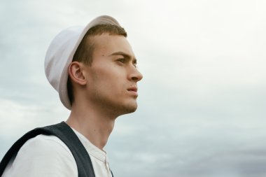 genç adam hipster açık havada neye mesafe