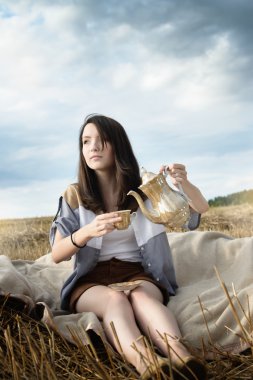 genç güzel sıradışı kız fiel kavramsal fikri gösterir