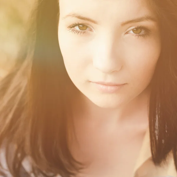 Retrato de chica joven belleza natural al aire libre — Foto de Stock