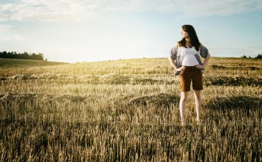 genç güzel yalnız kadın tarlada yürür