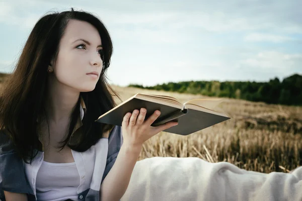 Young unusual girl illustrates conceptual idea with book — Stock Photo, Image