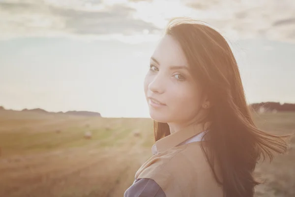 Young beautiful free lonely woman walks across field — Stock Photo, Image