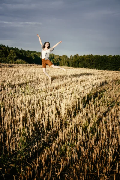 Jonge mooie vrij gelukkig vrouw springt tevreden glimlach — Stockfoto