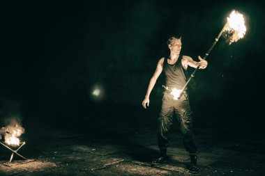 aktif Avrupa adam numaraları ateş gösterisi ücrete taşır.