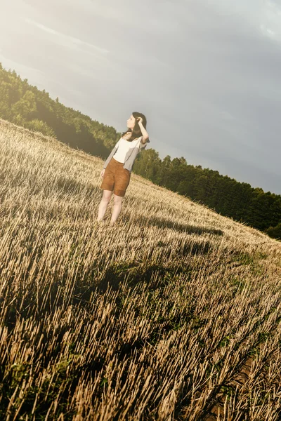 Jonge mooie vrij gelukkig vrouw springt tevreden glimlach — Stockfoto