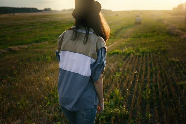 Giovane Alonel libera donna triste hipster in campo autunno — Foto Stock