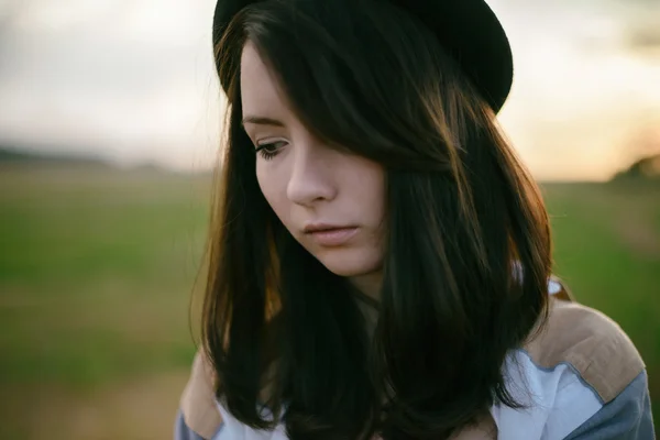 Joven alonel gratis triste mujer hipster en otoño campo — Foto de Stock