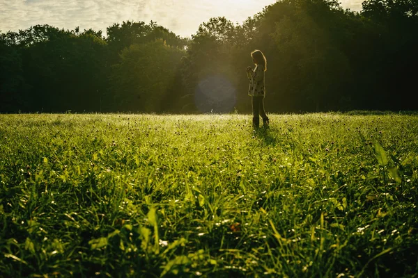 Silhouette de jeune femme libre au lever du soleil fond de forêt — Photo
